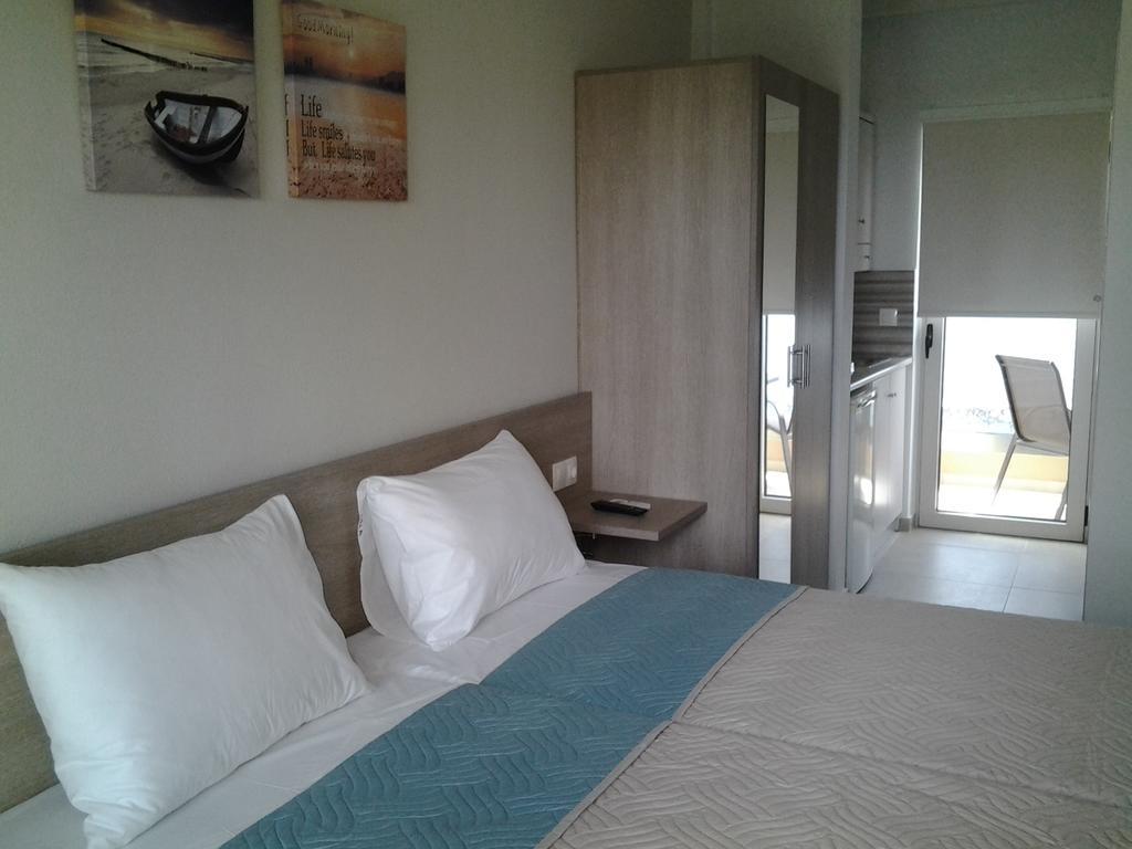 Lola'S Hotel Platanias  Exterior photo
