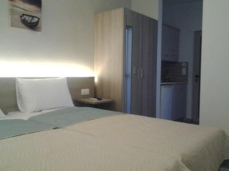 Lola'S Hotel Platanias  Exterior photo